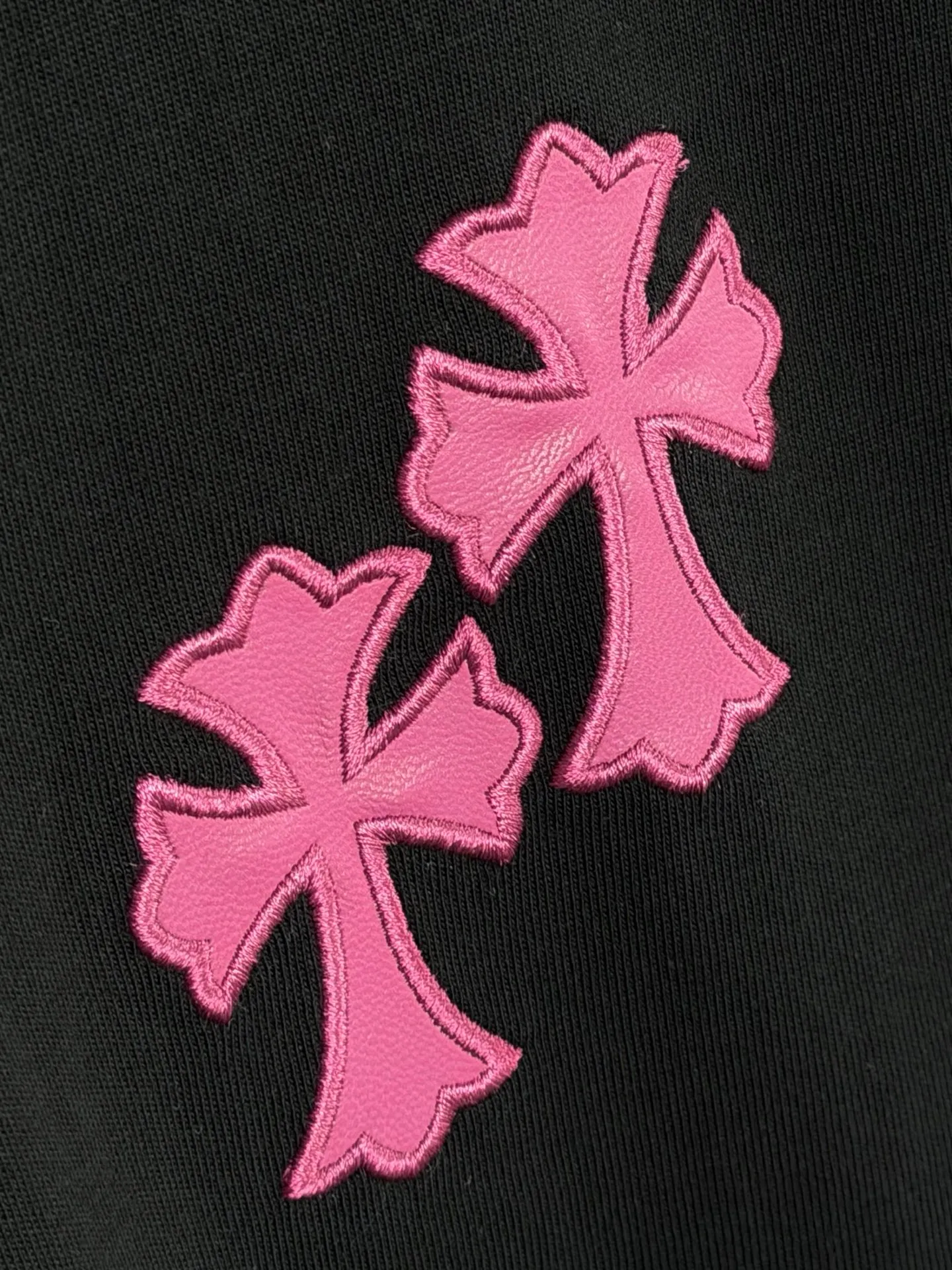 P170 [High Quality] Chrome hearts T-shirt short sleeve. The new model is embroidered with leather horseshoe logo on the front and back, and the back panel is designed with leather ten-rivet embroidery. High-end custom-made 32-count 285-gram fabric. Soft to the touch. Comfortable to wear. Exquisite stitching. Fine workmanship. The upper body effect is incomparably handsome! Same style for men and women Color: Black White Size: S to xL Size chart S: Shoulder width 51 - Bust 55 - Clothing length 70 M: Shoulder width 53 - Bust 57 - Clothing length 72 L: Shoulder width 55 - Bust 59 - Clothing length 74 XL: Shoulder width 57 - Bust 61 - Clothing length 76